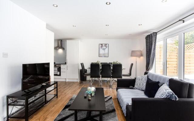 Preston Mews - Hot Tub, Parking, Sleeps 8!