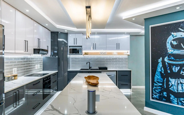 Luxurious 3 bedroom beach front apartment