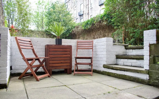 Central, Garden Flat, Sleeps 4, Perfect Location