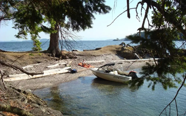 Sticks and Stones Cottage-Arbutus Grove
