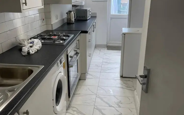 4 Beds, Sleeps 15, Near Lcy Airport & Excel London