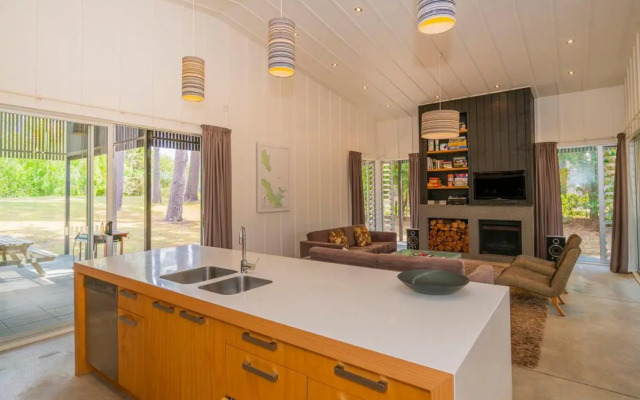 The Golden Hideaway - Matarangi Holiday Home