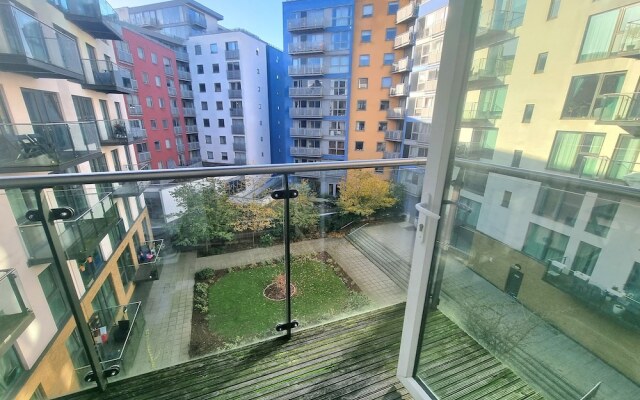 2Bed-2Bath Flat - Gym Pool Balcony Lift