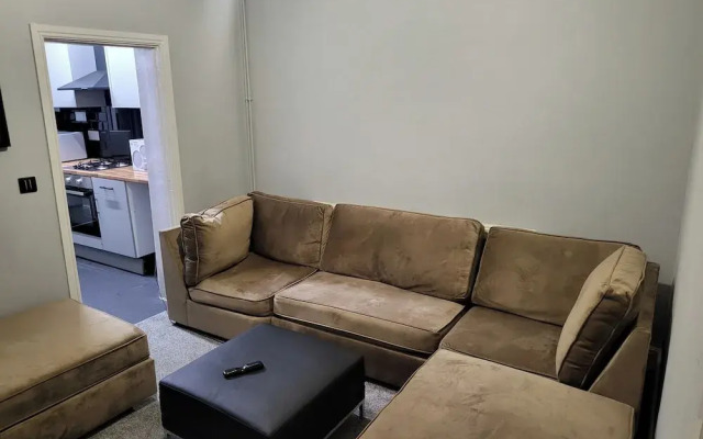 Stoke-on-trent - Apartment - Sleeps 5 - Parking