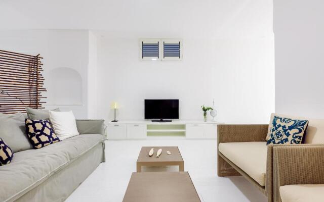 White Stylish Apartment 3