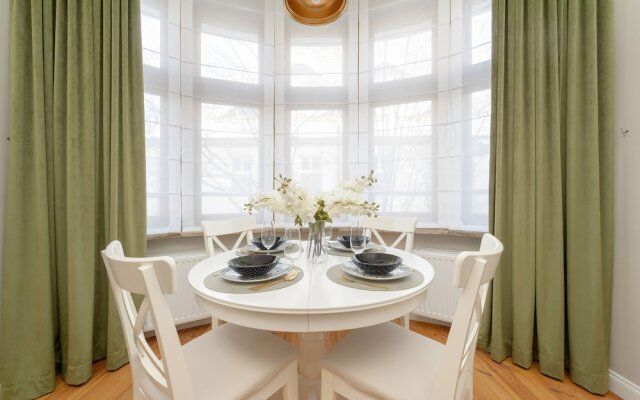 One Bedroom Apartment for 3 by Renters