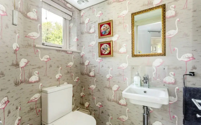 Spacious & Stylish Cotswold Family home