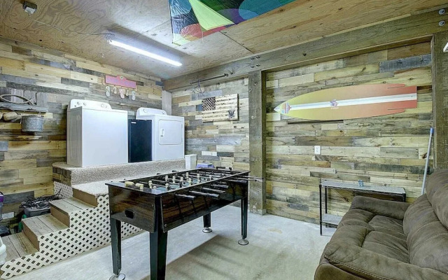 Spacious & Pet Friendly + Game Room Sleeps 10