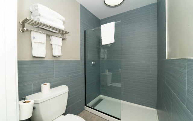 Hollywood Palms Inn and Suites