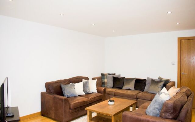 Modern 2 Bedroom Property With Balcony
