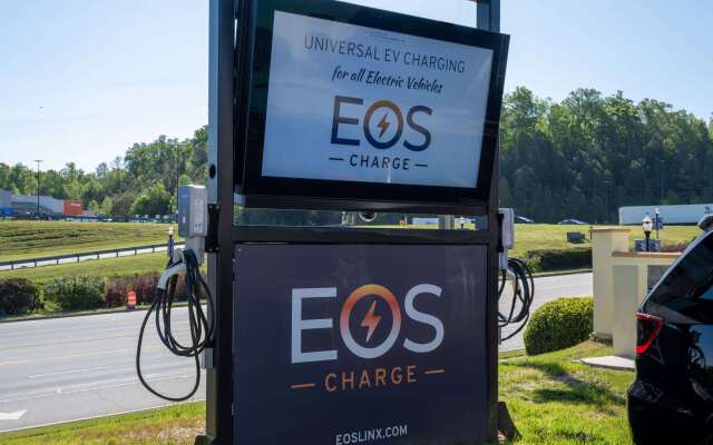 Days Inn & Suites by Wyndham Commerce