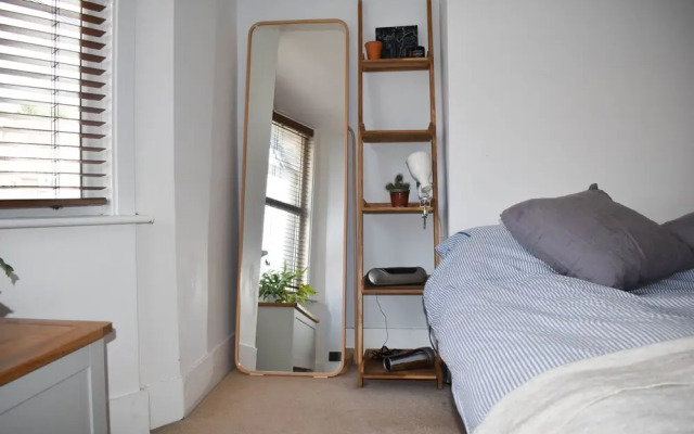 Cosy 1 Bedroom Modern Maisonette with Summertime Balcony