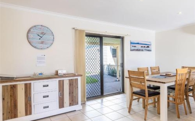 Happy Tails' , 55 Pantowora Street - pet friendly, air conditioned – Guest Rooms – Corlette