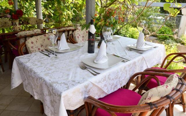 Villa Velzon Guesthouse