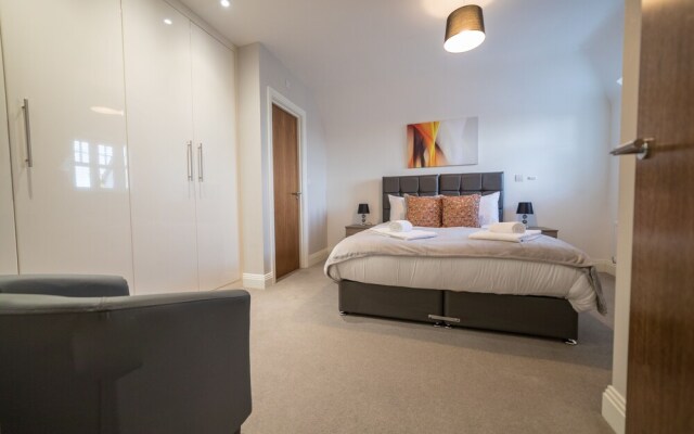 Helios Court Penthouse Serviced Apartment by Ferndale