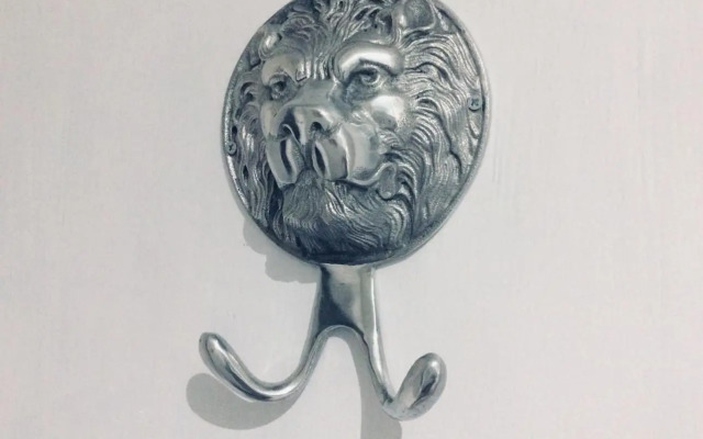 The Lion'S Den On Royal Street