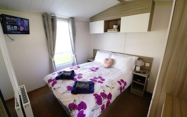 Lovely 2-bed Static Caravan in Rhyl