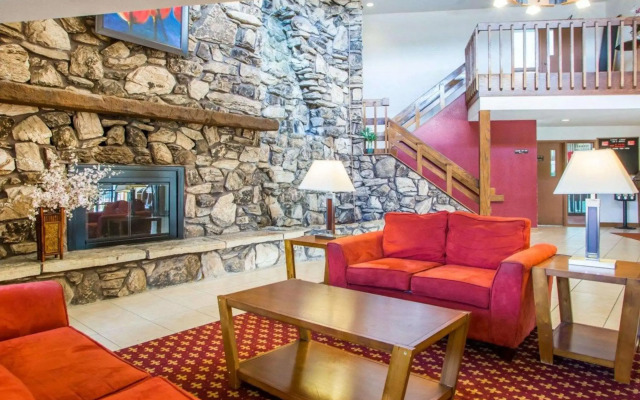 Econo Lodge Inn and Suites Stevens Point