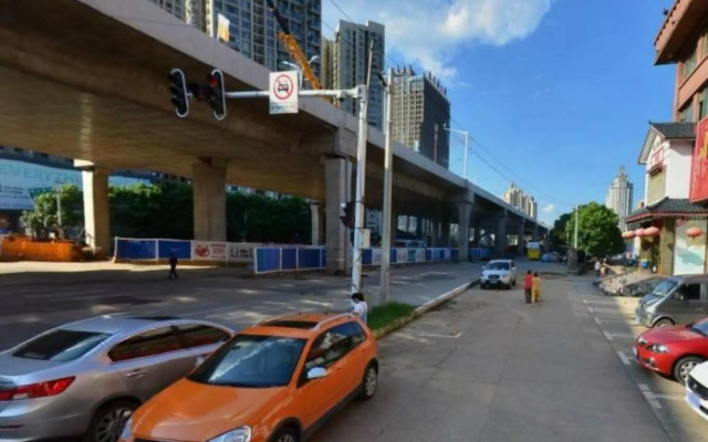 Huayuan Hotel (Wuhan Sports Center Subway Station)