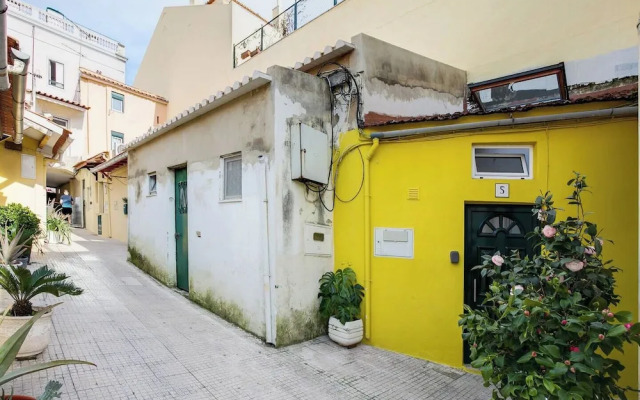 Real01 · Tiny Little Home in the City Centre