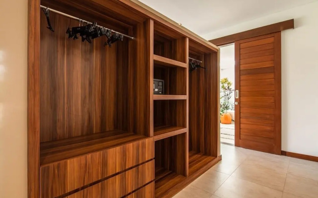 Stunning 6 Bedroom Villa Only 400m to the Beach