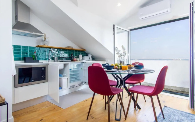 Lovelystay - Turquoise River View II