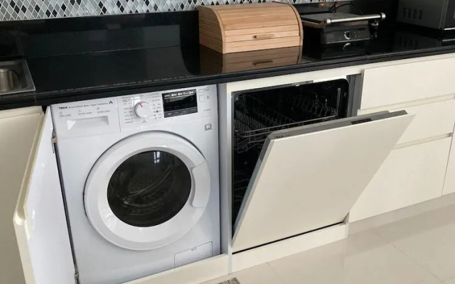 Gorgeous 2 Br in Paramount