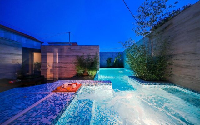 Amazing Home in Zadar with Outdoor Swimming Pool, Hot Tub & 2 Bedrooms