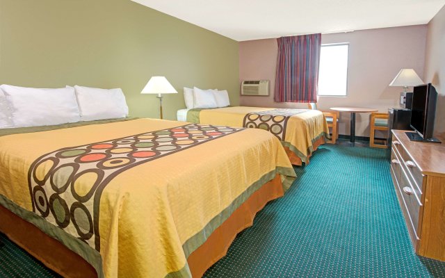 Super 8 by Wyndham Eureka/Six Flags Nearby