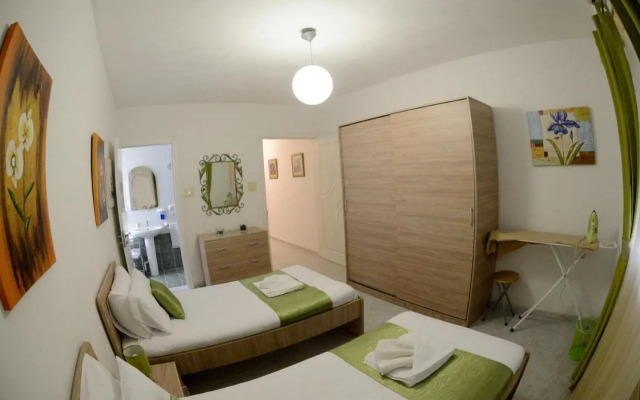 Village Corner 3 bedroom apartment with garage