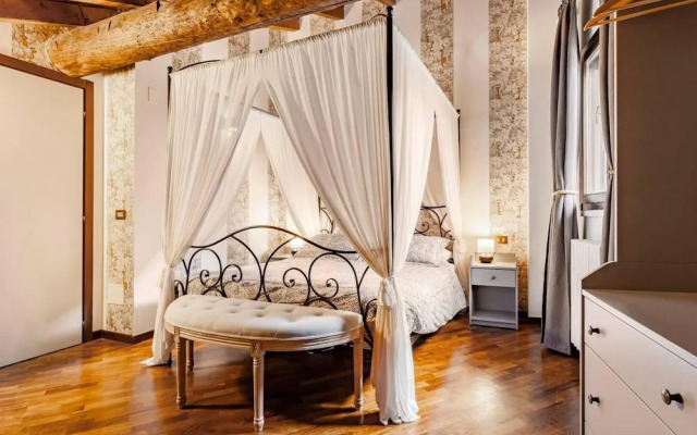 Design Villa With Parking, Navigli Area, Milan