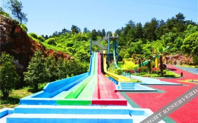 Xiangzhigou Maple Valley Holiday Hotel