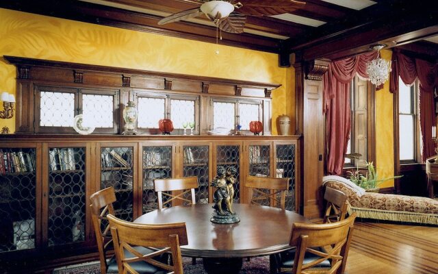 The Parador Inn