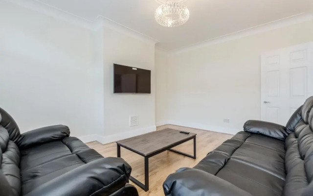 Modern & Spacious 3BR Terraced House