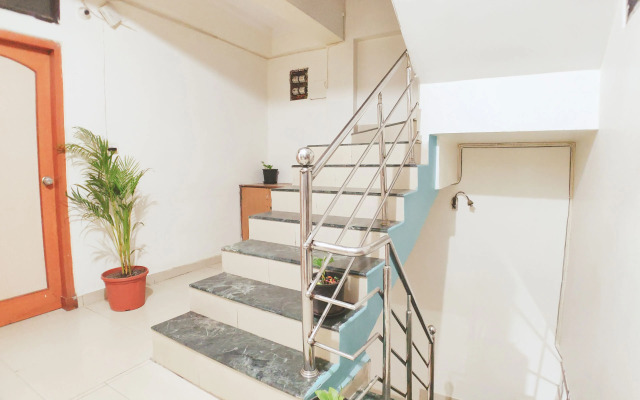 Hotel 4 Seasons by OYO Rooms
