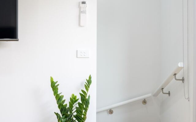 CARLISLE Bright Townhouse in Great Location