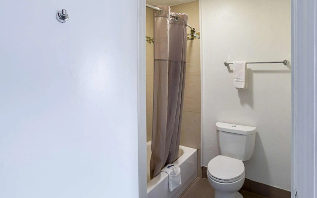 Motel 6 Grand Prairie, TX - Near Six Flags Drive