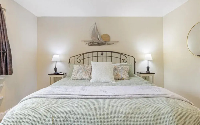 Lakefront Osage Beach Condo + Workspace w/ Pool Views