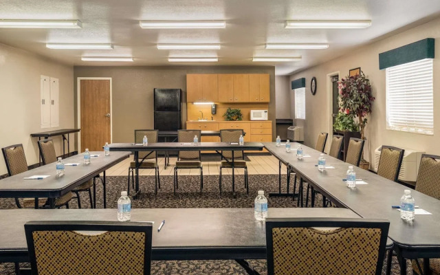 Travelodge by Wyndham Wellington KS