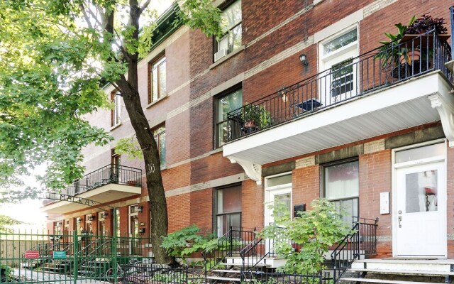 Large three bedroom next to the Bell Center by Hometrotting