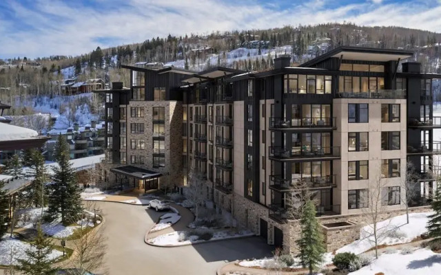 Snowmass Lux Getaway by Snowmass Vacations