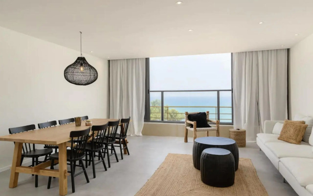 Stylish & Spacious 3 bedroom apartment by the Sea