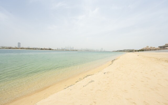 Spacious beachfront 2 bedroom apartment