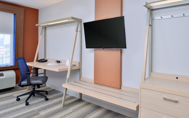 Holiday Inn Express & Suites Farmington Hills - Detroit by IHG