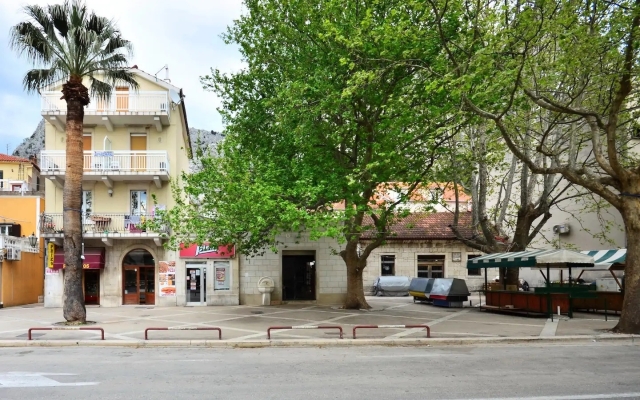 Apartment Toma - 200 m from beach: A1 Omis, Riviera Omis