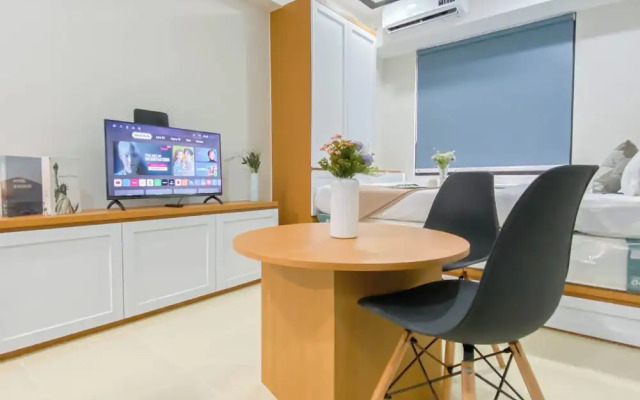 Cozy Living Studio Room At Meikarta Apartment