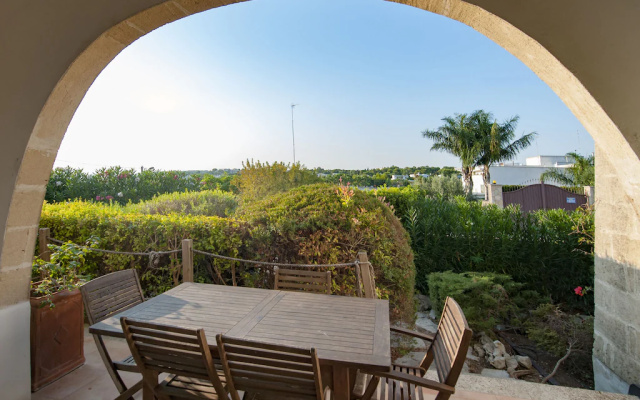 Apartment in Salento With Sea View & Pool