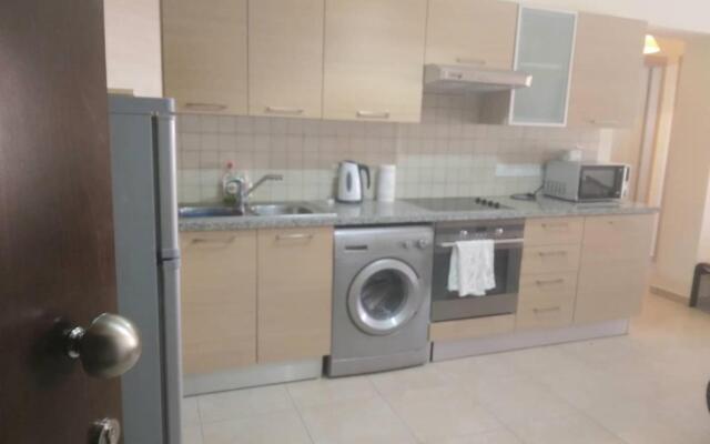 2 bedroom apartment with communal pool and roof garden