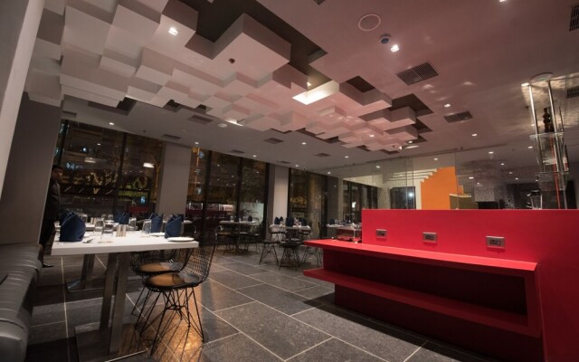 Hotel Gallery 67