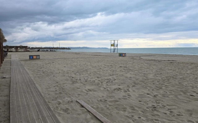 Tirent Apartment - Cozy Bedrooms Stay by Golem Beach.